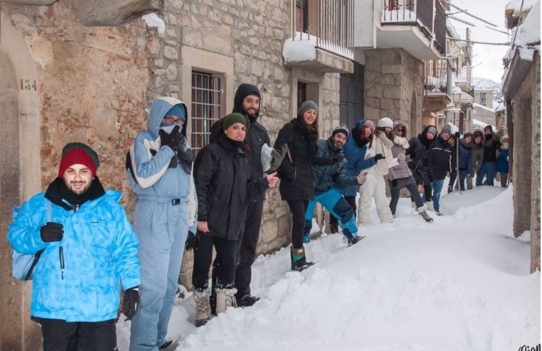 Un esempio! 30 giovani portano cibo e medicine agli anziani bloccati in casa.