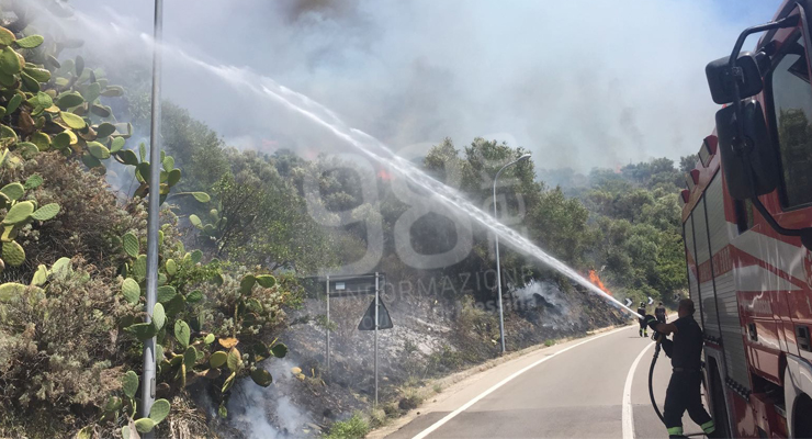 Incendio in contrada San Martino. Alcuni residenti parlando di due scoppi e poi le fiamme – Le foto