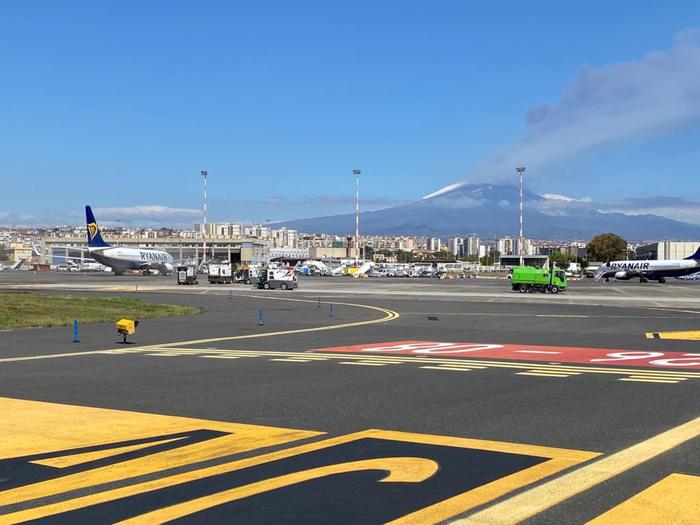 La cenere lavica sprigionata dall’Etna condiziona l’attività dell’aeroporto di Catania