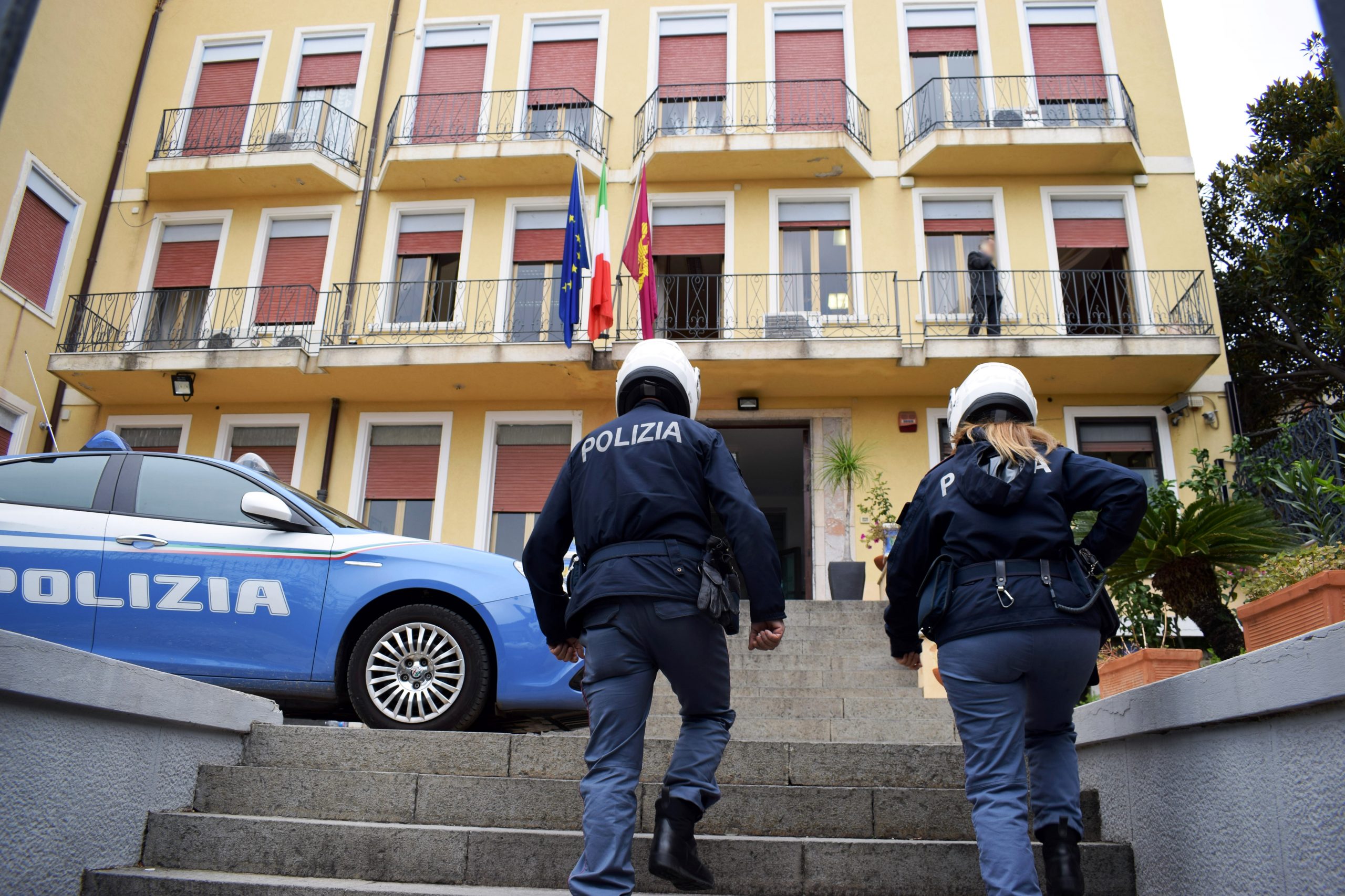 Giardini Naxos. Droga sotto il sedile dell’auto, in due finiscono ai domiciliari