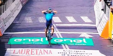 Giro di Sicilia, trionfo con le braccia al cielo per Alexey Lutsenko – FOTO