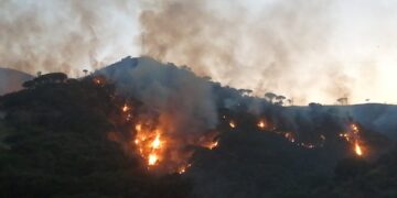 Messina – Colline a fuoco, le fiamme lambiscono struttura che ospita 32 bambini – FOTO