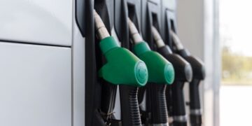 Prezzi dei carburanti in aumento, associazioni di consumatori e benzinai sul piede di guerra
