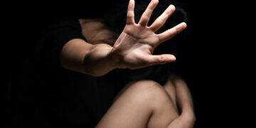 Riempie di botte e tenta di strangolare la compagna: in manette un giovane nel catanese