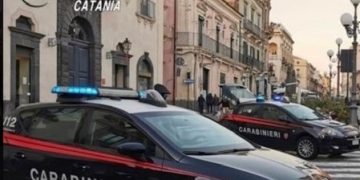 Viola il divieto di avvicinamento e minaccia di morte i parenti, arrestato 26enne