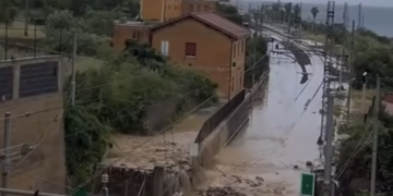 Maltempo, grosso danno alla linea ferroviaria a Santo Stefano di Camastra