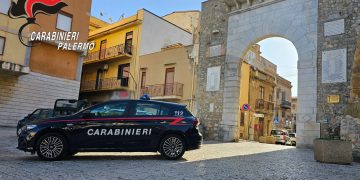 Giovane si lancia sui binari mentre sta per arrivare il treno, salvato dai Carabinieri