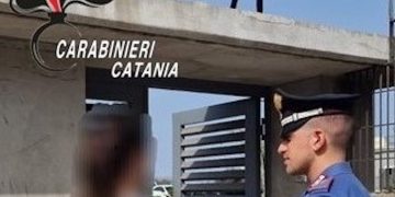 Danneggia la porta di casa dell’ex compagna e la aggredisce: arrestato 31enne