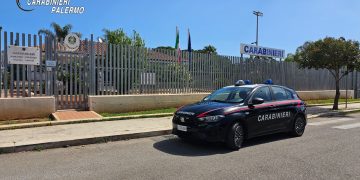 Vanno in tribunale con i coltelli addosso, un uomo e una donna bloccati ai controlli di sicurezza