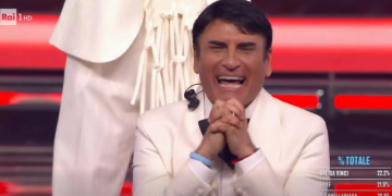 Sal Da Vinci trionfa a Sanremo 2026 con “Per sempre sì”. Il 2027 nel segno di Stefano De Martino