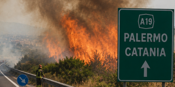 Incendio a Termini Imerese, traffico bloccato sull’A19 in direzione Catania