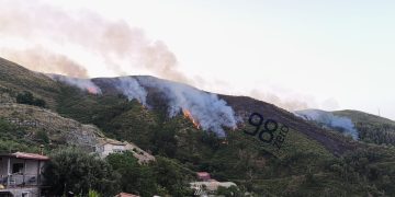 Incendio sulle colline tra Gioiosa Marea e Montagnareale, in azione un canadair e un elicottero