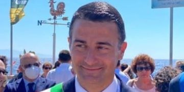 Furci Siculo. Auto del sindaco Matteo Francilia danneggiata, la Lega: «Non sarà un vile gesto a fermarlo»