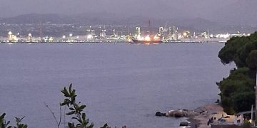 Principio d’incendio su una barca a Capo Milazzo: quattro persone finiscono in mare, interviene la Guardia Costiera
