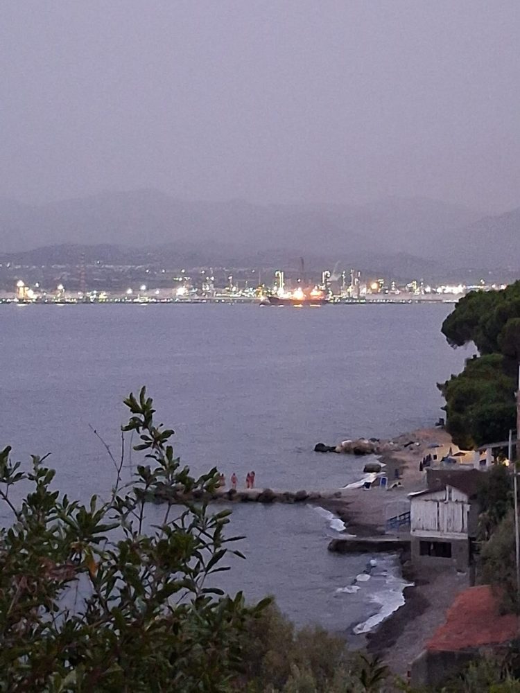 Principio d’incendio su una barca a Capo Milazzo: quattro persone finiscono in mare, interviene la Guardia Costiera