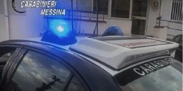 Tenta di strangolare la moglie con il cavo del cellulare. Arrestato 77enne