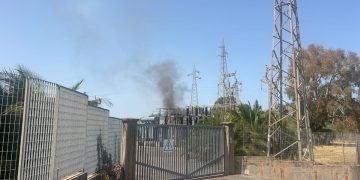 Incendio a Bafia, l’assessore Triolo sul posto: fiamme domate nella cabina primaria