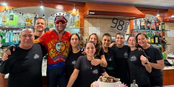 Jovanotti prosegue il suo Jovagiro in bicicletta. Sosta a Patti tra granite e l’abbraccio dei fan