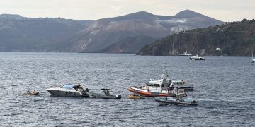 Lipari, incendio su un’imbarcazione ormeggiata: intervento di Guardia Costiera e Vigili del Fuoco