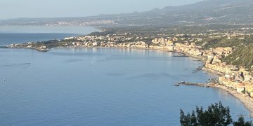 Giardini Naxos, rifiuti scaricati da uno yacht senza differenziata: scatta la multa da 600 euro