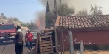 Incendio a Taormina, paura a Mastrissa: il fuoco minaccia una decina di abitazioni. Chiusa l’autostrada A18