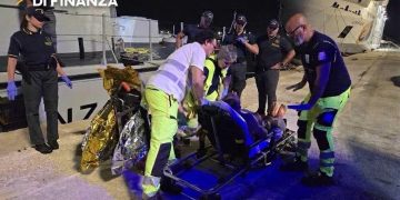 La barca va a fuoco e lui resta alla deriva: uomo salvato nella notte