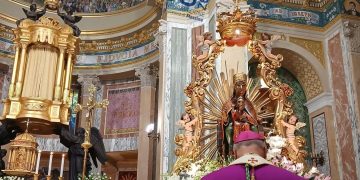 Tindari in festa, in migliaia per rendere omaggio alla Madonna. Torrenova dona l’olio